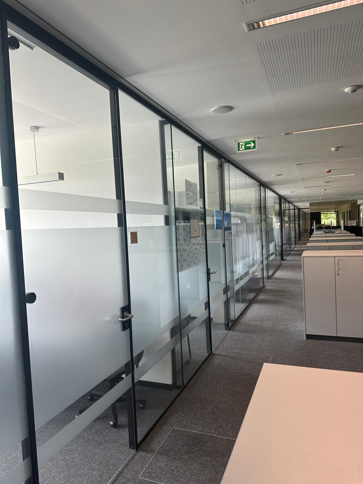 Bürogebäude · Glastrennwände